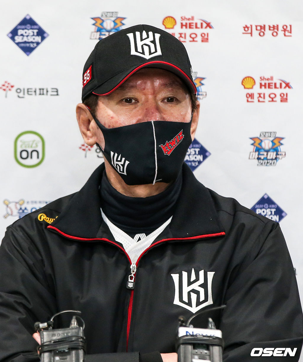 KT 이강철 감독이 인터뷰를 갖고 있다./sunday@osen.co.kr