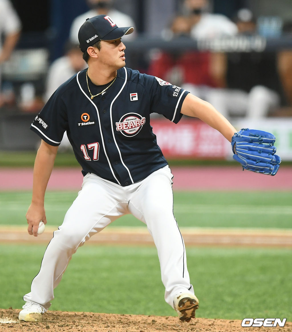 10일 오후 서울 고척스카이돔에서 '2020 신한은행 SOL KBO리그' 플레이오프 KT 위즈와 두산 베어스의 경기가 열렸다.8회말 두산 홍건희가 마운드에 올라 힘차게 공을 뿌리고 있다./ksl0919@osen.co.kr