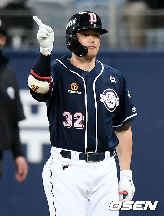 10일 오후 서울 고척스카이돔에서 '2020 신한은행 SOL KBO리그' 플레이오프 KT 위즈와 두산 베어스의 경기가 열렸다.5회초 무사 만루 두산 김재환이 2타점 적시타를 날리 뒤 세레모니를 하고 있다./ksl0919@osen.co.kr