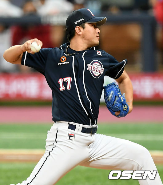 10일 오후 서울 고척스카이돔에서 '2020 신한은행 SOL KBO리그' 플레이오프 KT 위즈와 두산 베어스의 경기가 열렸다.8회말 두산 홍건희가 마운드에 올라 힘차게 공을 뿌리고 있다./ksl0919@osen.co.kr