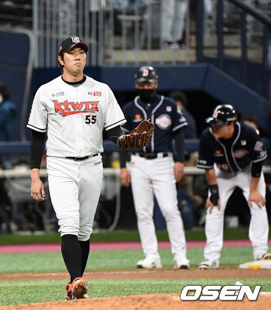 10일 오후 서울 고척스카이돔에서 '2020 신한은행 SOL KBO리그' 플레이오프 KT 위즈와 두산 베어스의 경기가 열렸다.5회초 무사 만루에서 두산 김재환에게 우중간 2타점 적시타를 허용한 KT 유원상이 아쉬워하고 있다. /sunday@osen.co.kr