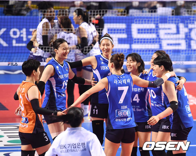 승리를 거둔 IBK기업은행 선수들이 기뻐하고 있다. / youngrae@osen.co.kr