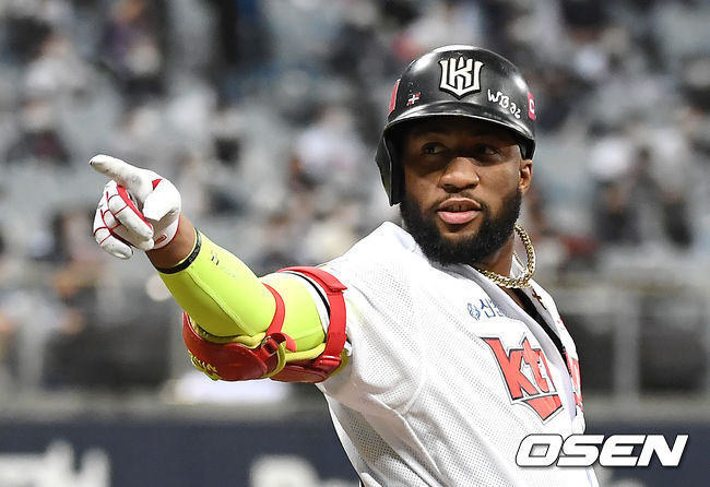 1회말 2사 KT 로하스가 안타를 때린 뒤 세레머니를 하고 있다. /youngrae@osen.co.kr 