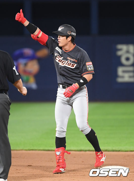 한화 선두타자 노수광이 2루타를 날린뒤 세리머니를 하고 있다 / soul1014@osen.co.kr