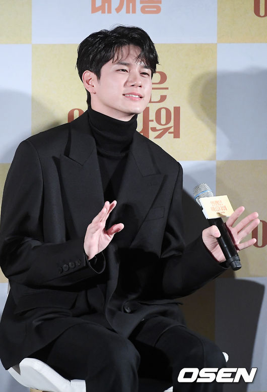 배우 옹성우가 기자간담회 중 노래를 따라부르고 있다./rumi@osen.co.kr