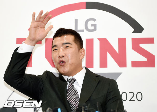 16년간의 프로야구 선수 생활을 마치고 은퇴를 결정한 LG 정근우(38)가 11일 서울 잠실구장에서 은퇴 기자회견을 가졌다./rumi@osen.co.kr