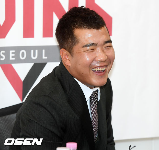 16년간의 프로야구 선수 생활을 마치고 은퇴를 결정한 LG 정근우(38)가 11일 서울 잠실구장에서 은퇴 기자회견을 가졌다.정근우가 기자회견장에서 소감을 밝히고 있다./rumi@osen.co.kr