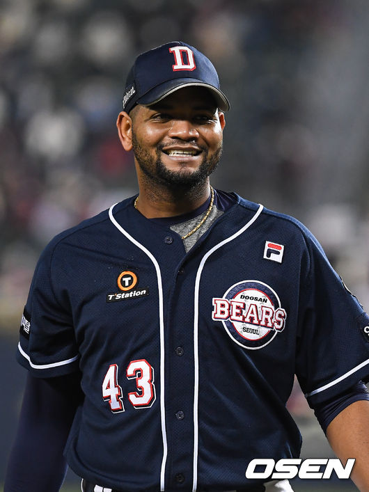 2회말 실점 위기를 넘긴 두산 알칸타라가 미소 짓고 있다. / soul1014@osen.co.kr