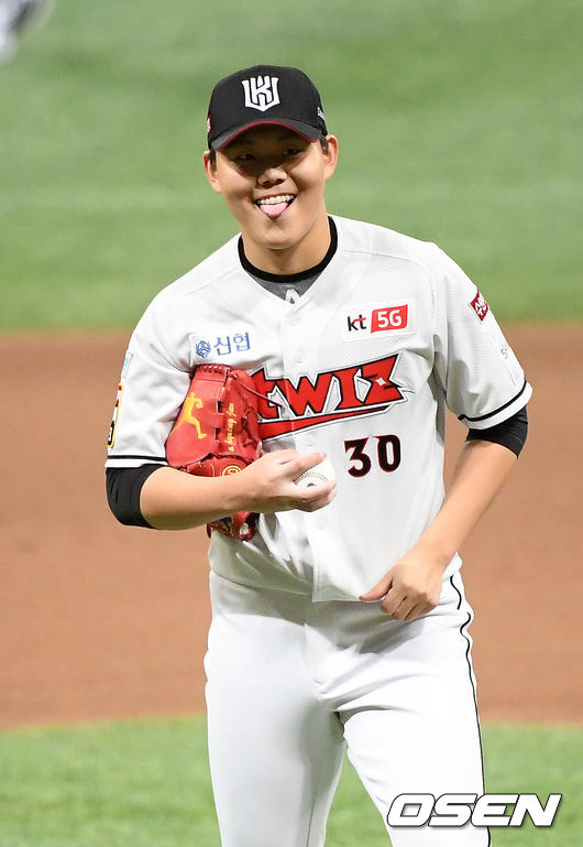 KT 선발 소형준이 미소짓고 있다. /rumi@osen.co.kr