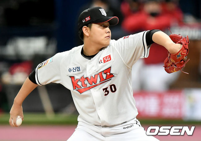 1회초 KT 선발 소형준이 마운드에 올라 힘차게 공을 뿌리고 있다./ksl0919@osen.co.kr