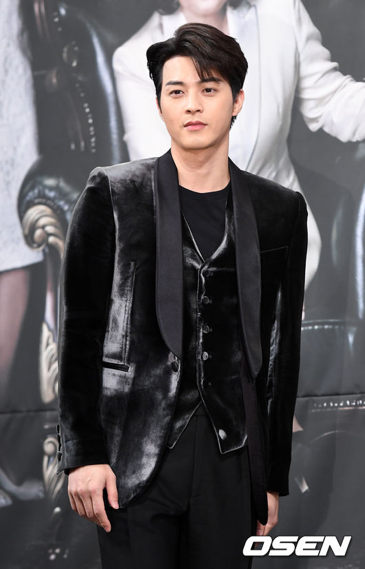 배우 김지훈이 포토타임을 갖고 있다./sunday@osen.co.kr