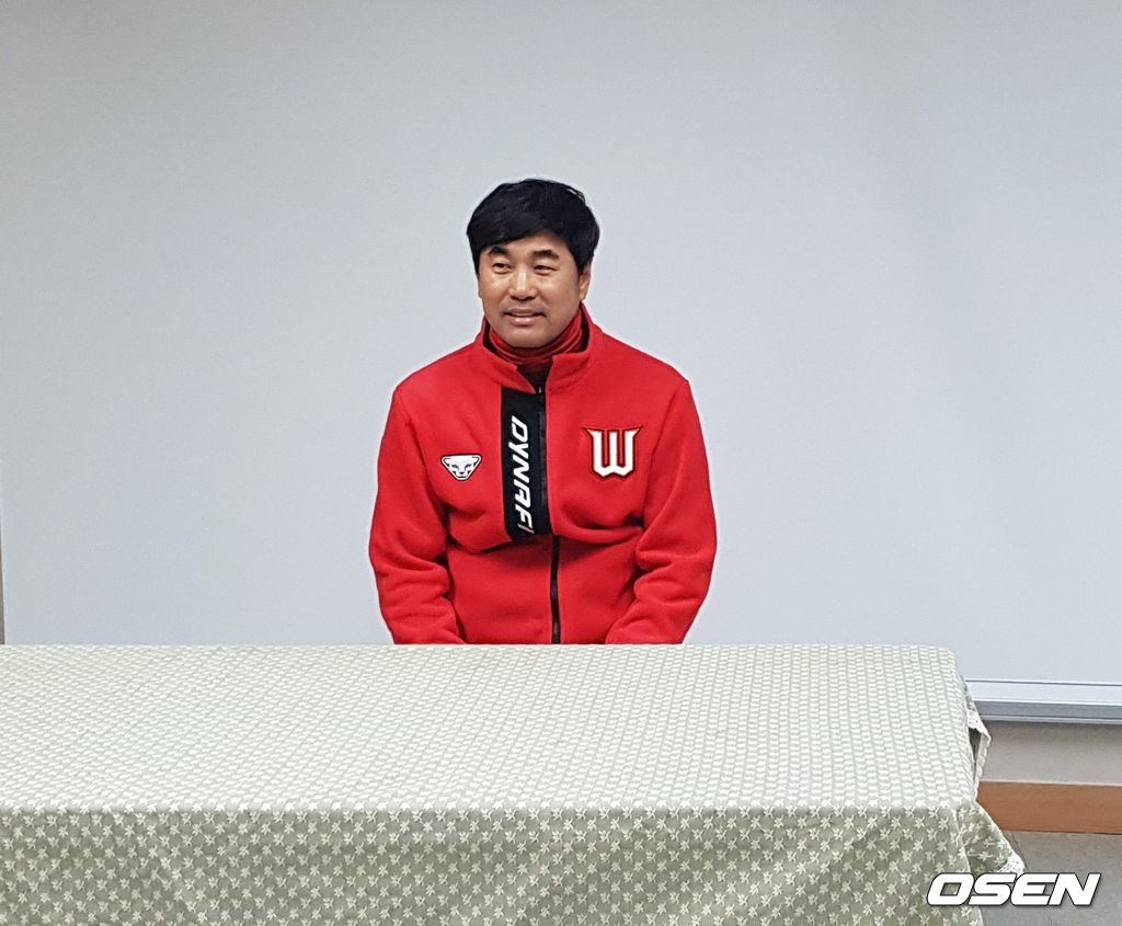 SK 조웅천 코치가 취재진의 질문에 답하고 있다.