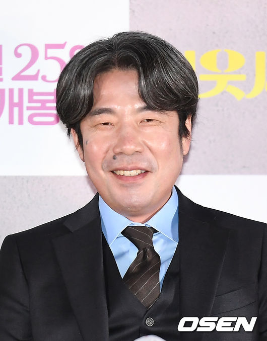 배우 오달수가 이환경 감독의 인사말에 미소를 짓고 있다. / youngrae@osen.co.kr