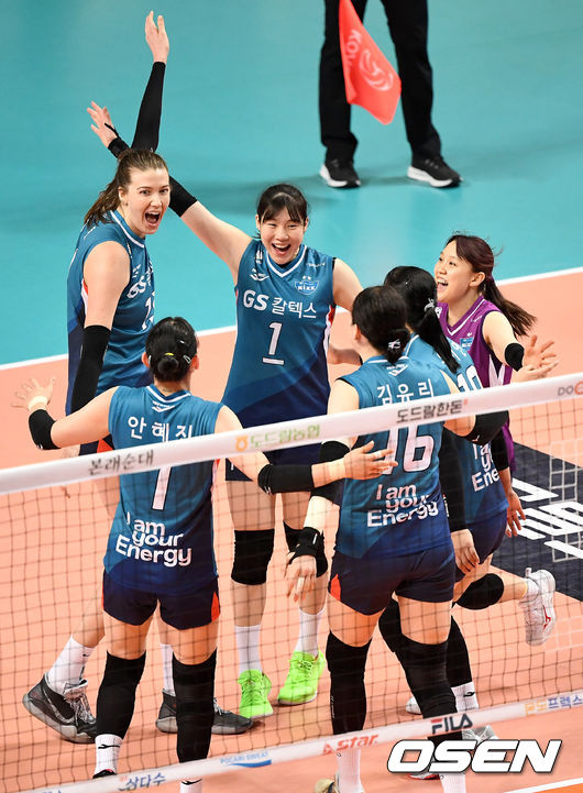 2세트, 러츠와 이소영을 비롯한 선수들이 득점에 기뻐하고 있다. / dreamer@osen.co.kr