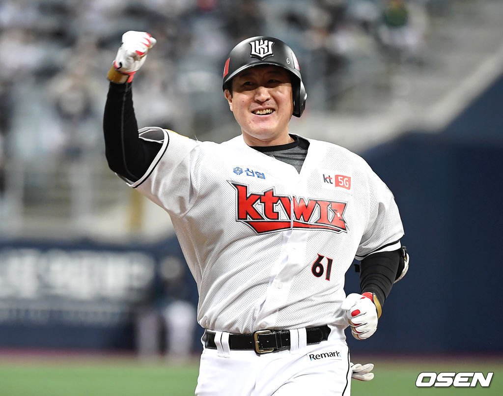 9일 오후 서울 고척스카이돔에서 '2020 신한은행 SOL KBO리그' 플레이오프 KT 위즈와 두산 베어스의 경기가 열렸다.8회말 2사 2,3루 KT 유한준이 동점 적시타를 때린 뒤 세레머니를 하고 있다. /youngrae@osen.co.kr