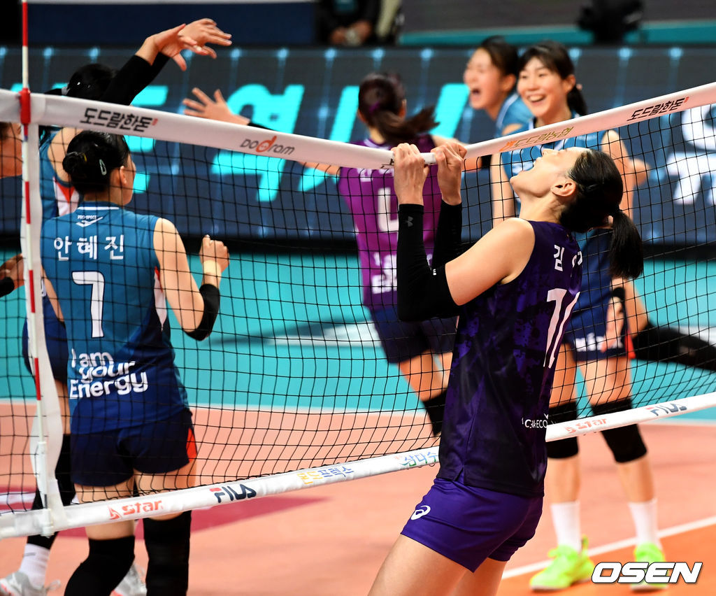 5세트, 흥국생명 김연경이 실점에 네트를 흔들며 아쉬워하고 있다. / dreamer@osen.co.kr