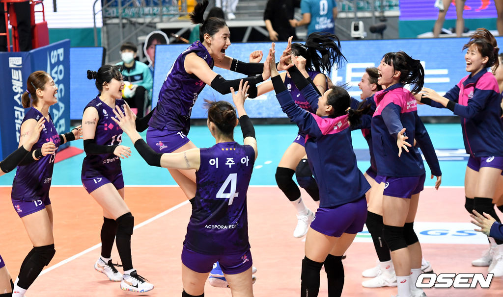 5세트, 극적인 승리를 거둔 흥국생명 김연경을 비롯한 선수들이 환호하고 있다. / dreamer@osen.co.kr