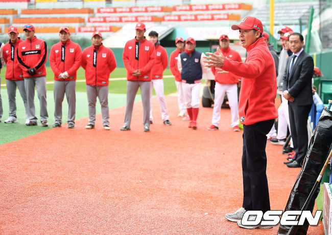 김원형 신임 감독이 선수단과 인사를 나누고 있다. /youngrae@osen.co.kr