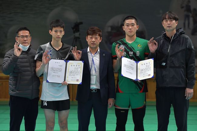 OK금융그룹 배구단은 “지난 11일 강원 홍천에 있는 홍천종합체육관에서 ‘OK금융그룹 읏맨 프로배구 선수단 장학금’을 전달했다”고 12일 밝혔다. ⓒ OK금융그룹