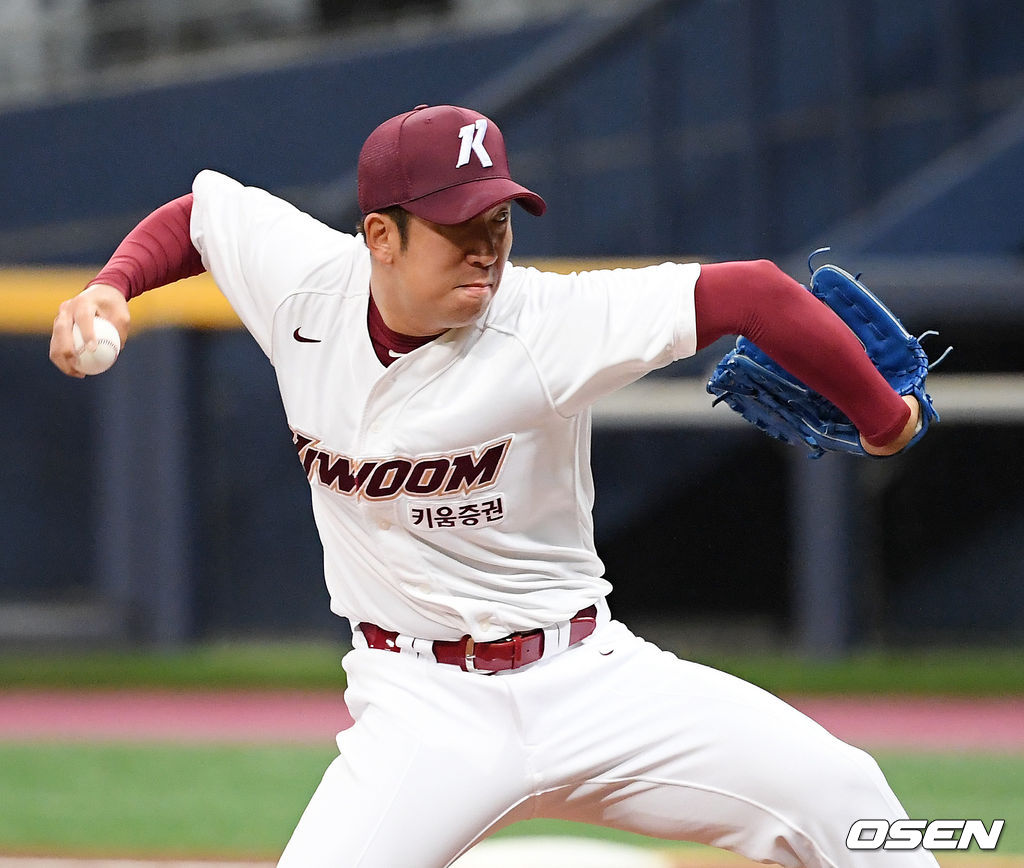 키움 신재영이 마운드 위에서 힘차게 공을 뿌리고 있다./ rumi@osen.co.kr