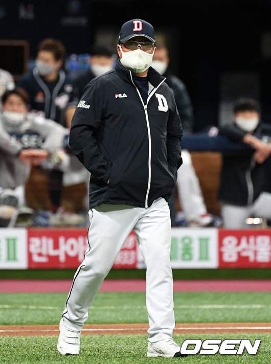 10일 오후 서울 고척스카이돔에서 '2020 신한은행 SOL KBO리그' 플레이오프 KT 위즈와 두산 베어스의 경기가 열렸다.9회말 무사 1루에서 두산 김태형 감독이 마운드를 방문하고 있다. /sunday@osen.co.kr