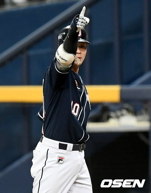 10일 오후 서울 고척스카이돔에서 '2020 신한은행 SOL KBO리그' 플레이오프 KT 위즈와 두산 베어스의 경기가 열렸다.2회초 무사 1, 3루 두산 박세혁이 선취 1타점 적시타를 날린 뒤 세레모니를 하고 있다./ksl0919@osen.co.kr