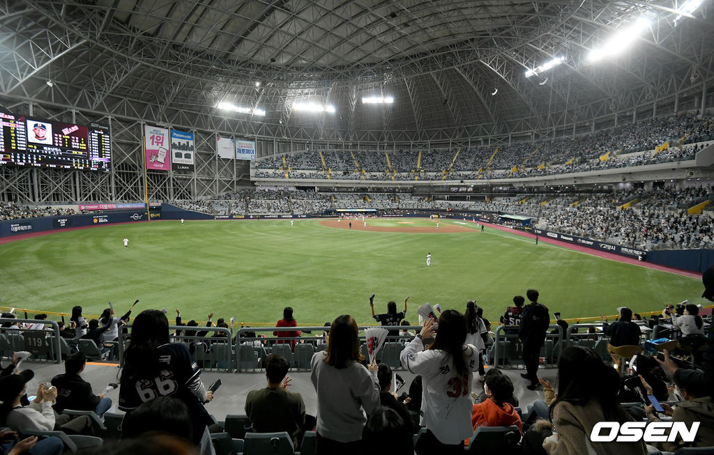 포스트시즌이 유관중으로 진행되는 가운데 야구팬들이 열띤 응원을 펼치고 있다./ksl0919@osen.co.kr