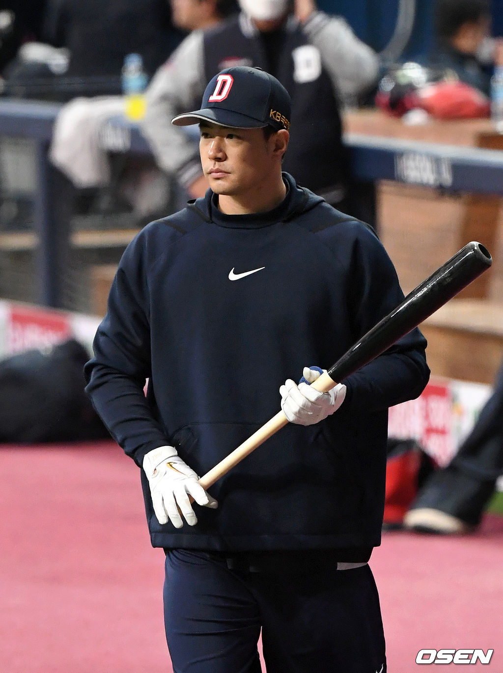 12일 오후 서울 고척스카이돔에서 '2020 신한은행 SOL KBO리그' 플레이오프  두산 베어스와 KT 위즈의 경기가 열릴 예정이다.경기에 앞서 두산 김재환이 훈련을 위해 그라운드로 가고 있다. /sunday@osen.co.kr