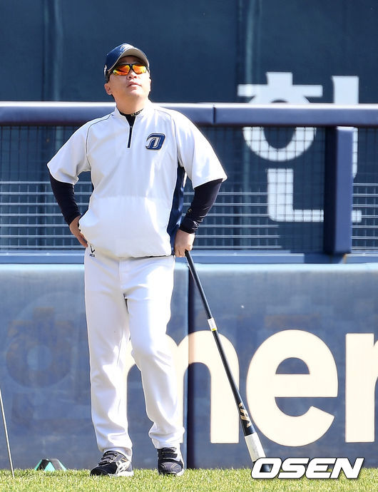 경기를 앞두고 NC 이동욱 감독이 선수들의 훈련을 주시하고 있다. / dreamer@osen.co.kr