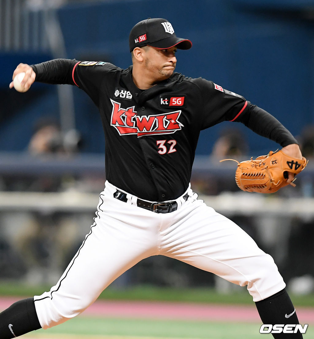 1회말 마운드에 오른 KT 선발 쿠에바스가 공을 뿌리고 있다. /cej@osen.co.kr