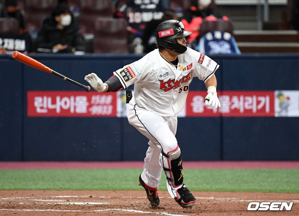 KT 강백호가 좌전 안타를 치고 있다. /sunday@osen.co.kr