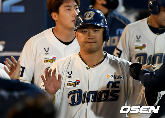 15일 창원NC파크에서 ‘2020 신한은행 SOL KBO리그’ NC 다이노스와 KIA 타이거즈의 경기가 열렸다. 6회말 무사 3루 NC 알테어의 1타점 희생플라이 때 3루 주자 박석민이 홈을 밟은 뒤 더그아웃에서 기쁨을 나누고 있다./ksl0919@osen.co.kr