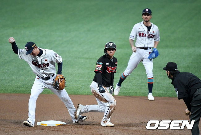 1회초 무사 1루에서 KT 조용호가 두산 김재호에 태그아웃 당하며 2루 도루에 실패하고 있다. /jpnews@osen.co.kr