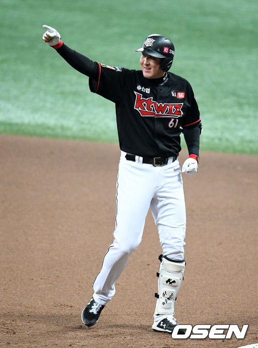 8회초 2사 1,3루에서 KT 유한준이 선제 1타점 중전 적시타를 날리고 기뻐하고 있다. /jpnews@osen.co.kr