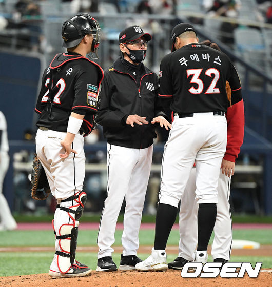 12일 오후 서울 고척스카이돔에서 '2020 신한은행 SOL KBO리그' 플레이오프  두산 베어스와 KT 위즈의 경기가 열렸다.4회말 2사에서 KT 쿠에바스가 두산 김재환의 땅볼 때 송구 실책을 범하며 출루를 허용하자 마운드를 방문한 이강철 감독이 진정 시키고 있다./sunday@osen.co.kr