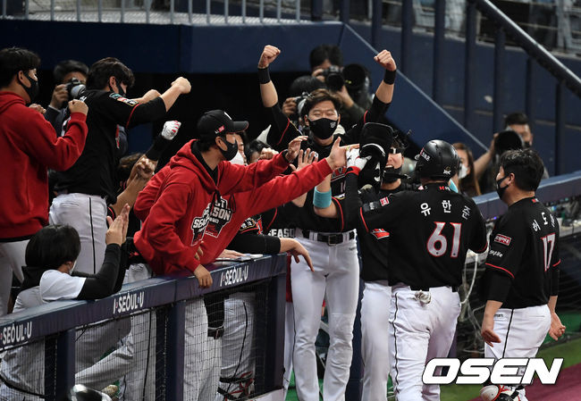 8회초 2사 1,3루에서 KT 유한준이 선제 1타점 중전 적시타를 날렸다. 송민섭과 교체되며 더그아웃에서 동료선수들과 기뻐하는 유한준. /jpnews@osen.co.kr