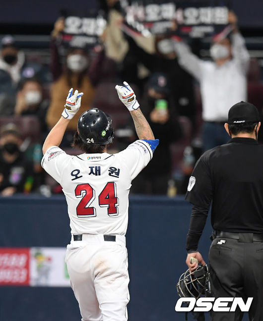 12일 오후 서울 고척스카이돔에서 '2020 신한은행 SOL KBO리그' 플레이오프 3차전 두산 베어스와 KT 위즈의 경기가 열렸다. 8회말 1사 두산 오재원이 추격의 좌중월 솔로 홈런을 때려낸 뒤 베이스를 돌며 팬들을 향해 세리머니를 하고 있다. /cej@osen.co.kr
