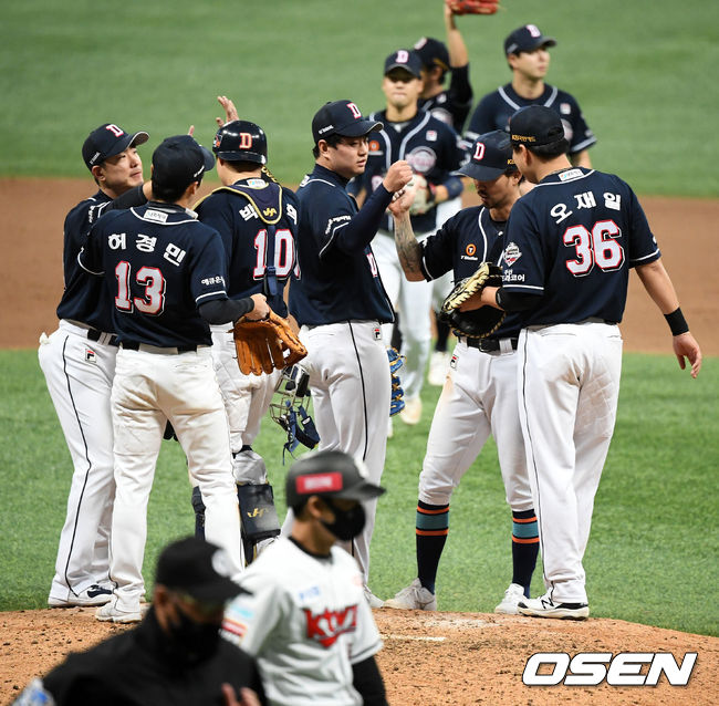 경기를 마치고 두산 선수들이 승리를 기뻐하고 있다./jpnews@osen.co.kr