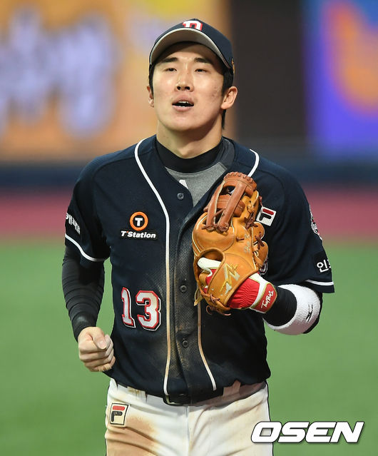 10일 오후 서울 고척스카이돔에서 '2020 신한은행 SOL KBO리그' 플레이오프 KT 위즈와 두산 베어스의 경기가 열렸다.2회말 종료 후 KT 심우준의 내야땅볼에 3루 포스아웃에 이어 유한준을 태그아웃으로 처리한 두산 허경민이 기뻐하고 있다./ksl0919@osen.co.kr