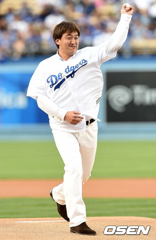 2015년 다저스타디움에서 시구자로 나선 일본인 투수 이시이 가즈히사가 공을 던지고 있다. /dreamer@osen.co.kr