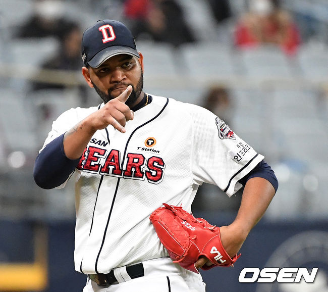 12일 오후 서울 고척스카이돔에서 '2020 신한은행 SOL KBO리그' 플레이오프  두산 베어스와 KT 위즈의 경기가 열렸다.3회초 두산 알칸타라가 오재일에게 사인을 보내고 있다./sunday@osen.co.kr