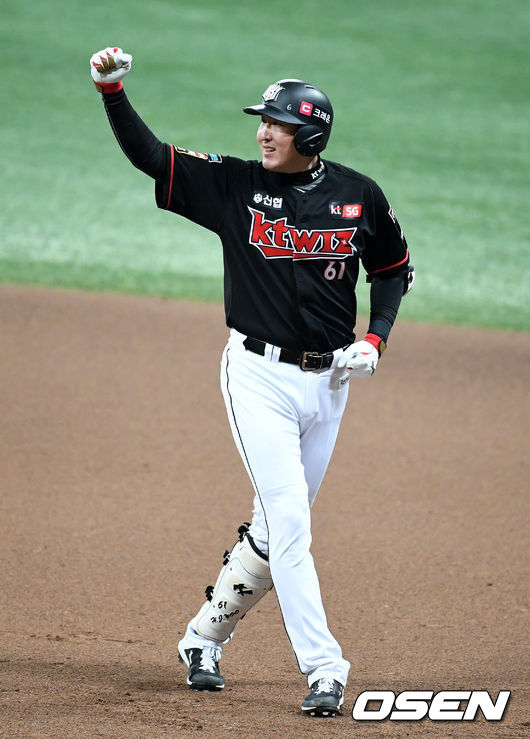 	12일 오후 서울 고척스카이돔에서 '2020 신한은행 SOL KBO리그' 플레이오프 KT 위즈와 두산 베어스의 경기가 열렸다. 8회초 2사 1,3루에서 KT 유한준이 선제 1타점 중전 적시타를 날리고 기뻐하고 있다. /jpnews@osen.co.kr