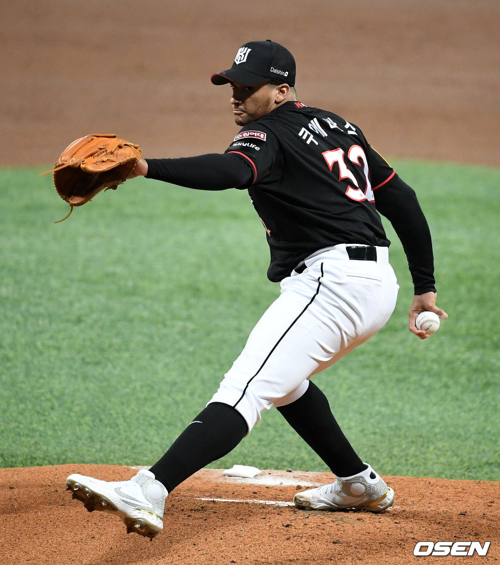 1회말 KT 쿠에바스가 역투하고 있다. /jpnews@osen.co.kr