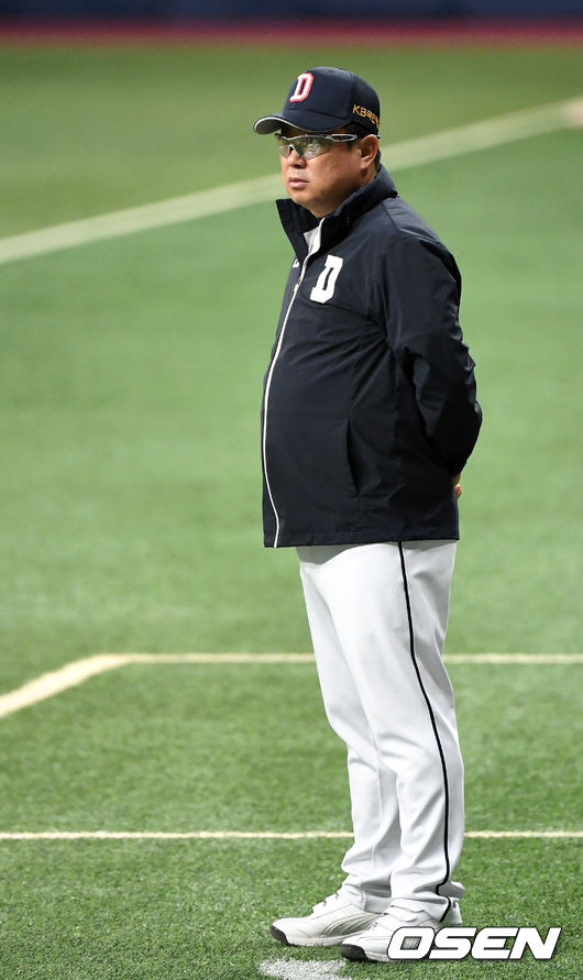 12일 오후 서울 고척스카이돔에서 '2020 신한은행 SOL KBO리그' 플레이오프  두산 베어스와 KT 위즈의 경기가 열릴 예정이다.경기에 앞서 두산 김태형 감독이 그라운드를 바라보고 있다. /sunday@osen.co.kr