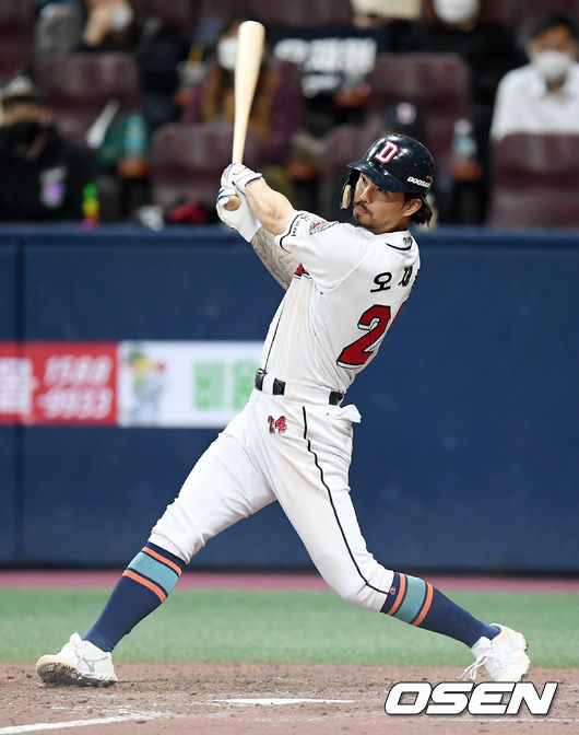 8회말 1사 두산 오재원이 추격의 좌중월 솔로 홈런을 때려내고 있다. /cej@osen.co.kr