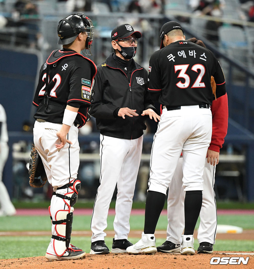 12일 오후 서울 고척스카이돔에서 '2020 신한은행 SOL KBO리그' 플레이오프 두산 베어스와 KT 위즈의 경기가 열렸다.4회말 2사에서 KT 쿠에바스가 두산 김재환의 땅볼 때 송구 실책을 범하며 출루를 허용하자 마운드를 방문한 이강철 감독이 진정 시키고 있다./sunday@osen.co.kr