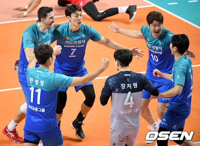 12일 오후 서울 장충체육관에서 ‘도드람 2020-2021 V리그’ 남자부 우리카드와 한국전력의 경기가 열렸다.2세트 우리카드 선수들이 득점에 기뻐하고 있다./ksl0919@osen.co.kr