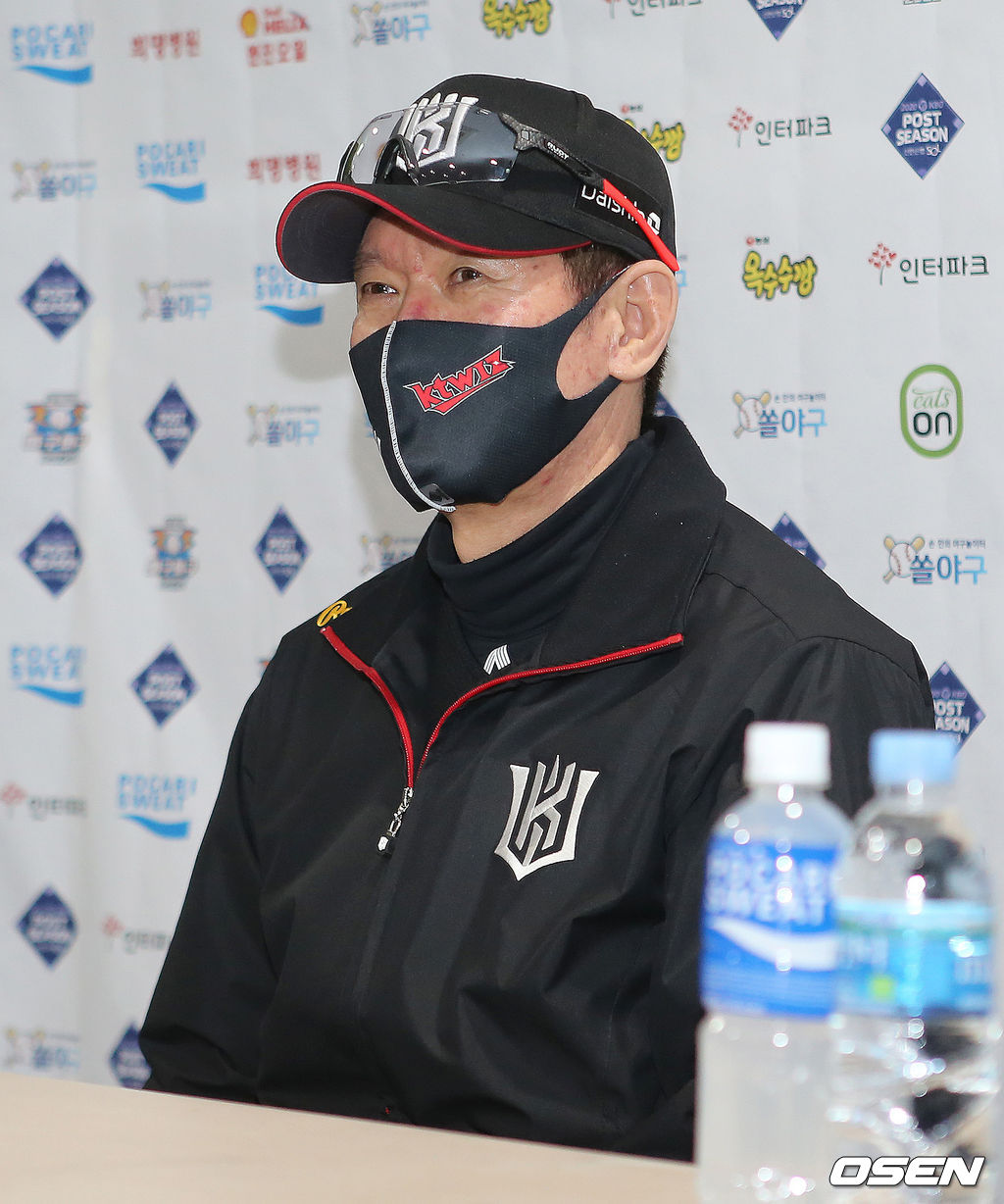 KT 이강철 감독이 취재진의 질문에 답변을 하고 있다. /cej@osen.co.kr