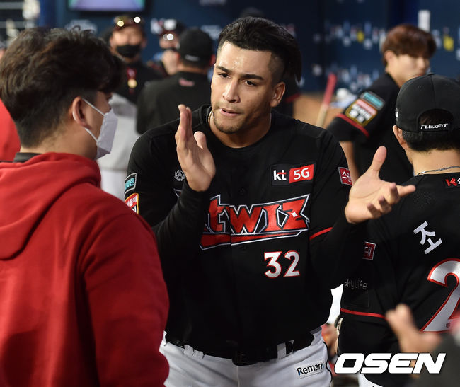 7회말 삼자범퇴로 이닝을 마친 KT 선발 쿠에바스가 더그아웃에서 기뻐하고 있다. /cej@osen.co.kr