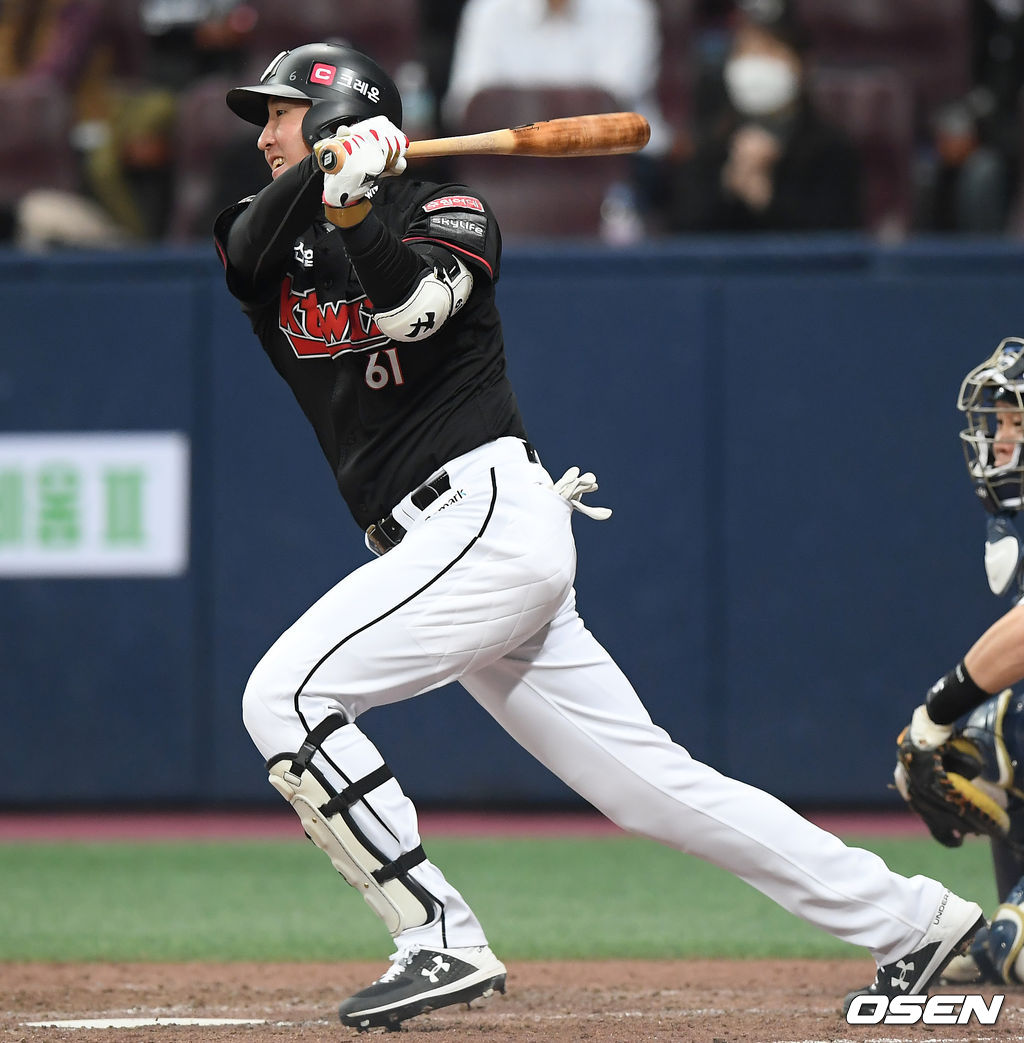12일 오후 서울 고척스카이돔에서 '2020 신한은행 SOL KBO리그' 플레이오프 3차전 두산 베어스와 KT 위즈의 경기가 열렸다. 8회초 2사 1,3루 KT 유한준이 선제 1타점 우전 적시타를 때려내고 있다. /cej@osen.co.kr